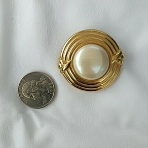 Monet signed vintage brooch